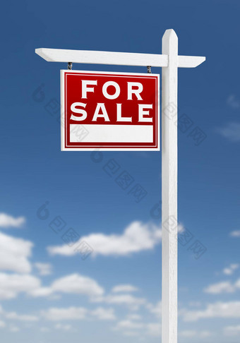 左面对出售真正的房地产标志蓝色的天空云