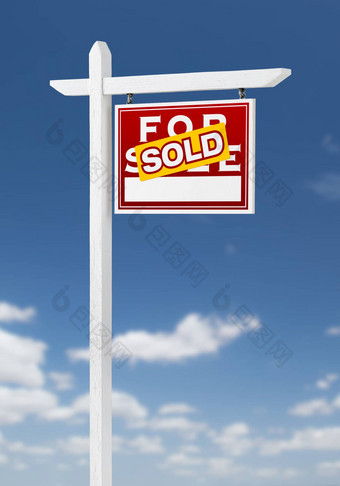 面对出售出售真正的房地产标志蓝色的天空
