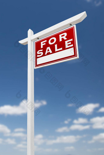 面对出售真正的房地产标志蓝色的天空云