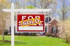 面对出售出售真正的房地产标志前面房子