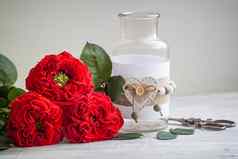 古董新鲜的红色的花园玫瑰花瓶情人节婚礼的一天明信片概念