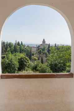 视图贝尔塔Alhambra拱形窗口