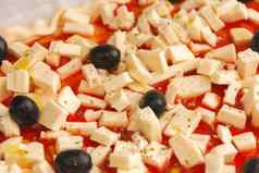 生披萨装饰马苏里拉奶酪黑色的橄榄番茄酱汁