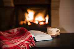 羊毛温暖的毯子格子书杯茶背景燃烧壁炉