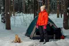 女人帐篷野营网站冬天森林