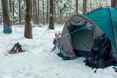 徒步旅行帐篷早期早....冬天森林人