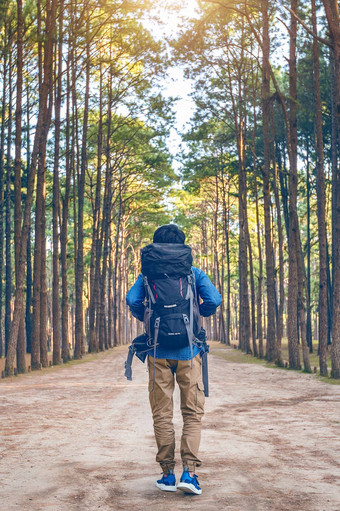 徒步旅行男人。背包走森林