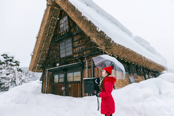 年轻的女人shirakawa-go村冬天联合国教科文组织世界遗产网站日本