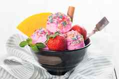 草莓冰奶油水果碗