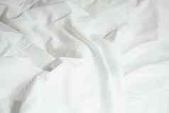 白色枕头床上皱纹混乱的毯子卧室
