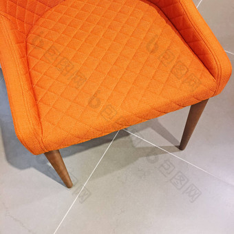 明<strong>亮</strong>的<strong>橙色</strong>扶手椅瓷砖地板上