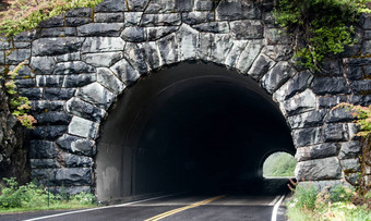 路岩石隧道绿色过度生长