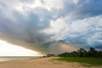 阿洪加拉海滩斯里兰卡斯里兰卡令人印象深刻的云光