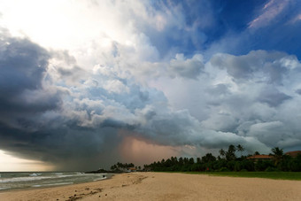 阿洪加拉海滩斯里兰卡斯里兰卡令人印象深刻的雷雨太阳