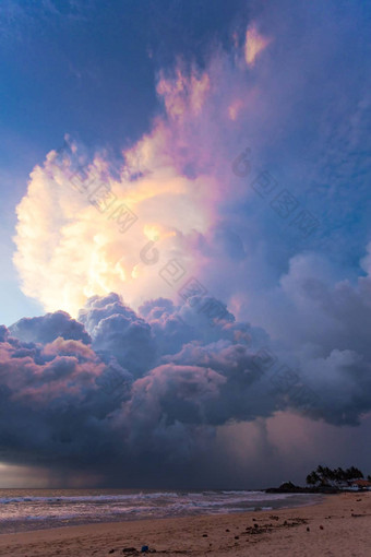 阿洪加拉海滩斯里兰卡斯里兰卡巨大的蘑菇云