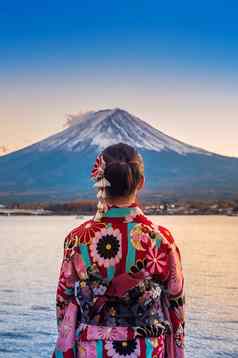 亚洲女人穿日本传统的和服富士山日落河口湖湖日本
