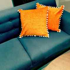 花俏的橙色垫子装修沙发