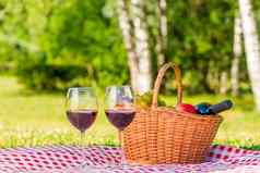 柳条篮子野餐水果红色的酒tableclo