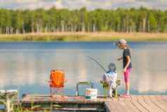 渔民女孩男孩钓鱼木码头