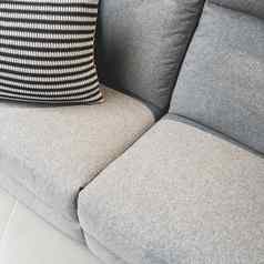 条纹缓冲装修灰色的纺织沙发