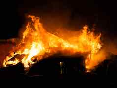 燃烧火火焰木房子屋顶