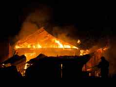 消防队员燃烧火火焰木房子屋顶