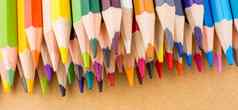 颜色铅笔回来学校标题