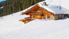 传统的木高山的小木屋阳光明媚的冬天一天阿尔卑斯山脉欧洲