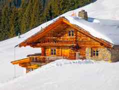 传统的木山小屋阳光明媚的冬天一天阿尔卑斯山脉欧洲