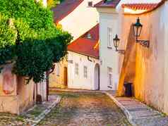 中世纪的狭窄的鹅卵石街小古老的房子新增功能斯维特hradcany区布拉格捷克共和国