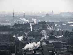 烟雾城市空气污染不清楚大气被污染的烟不断上升的烟囱