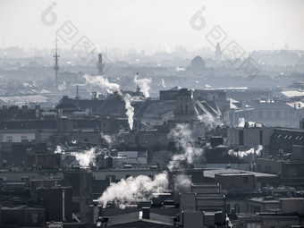 <strong>烟雾</strong>城市空气污染不清楚大气被污染的烟不断<strong>上升</strong>的烟囱
