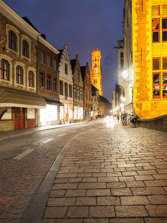使用晚上鹅卵石街照亮历史城市中心贝尔福塔比利时欧洲