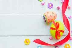 快乐复活节!色彩斑斓的复活节鸡蛋红色的丝带colorf