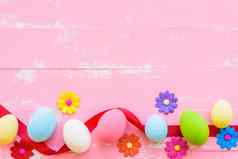 行复活节鸡蛋色彩斑斓的纸花明亮的粉红色的