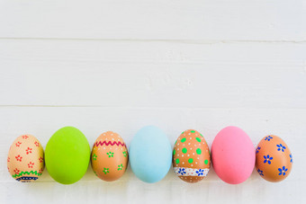 快乐复活节!行色彩斑斓的复活节鸡蛋色彩斑斓的纸流动