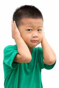 亚洲孩子覆盖耳朵