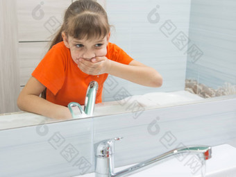女孩冲洗口刷牙牙齿