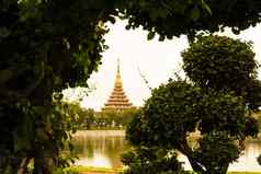 寺庙反映了水天空泰国