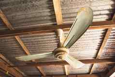 电天花板风扇生锈的天花板风扇生锈的屋顶