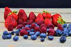 健康的混合水果成分草莓树莓蓝莓浆果乡村白色木背景免费的空间文本复制空间横幅