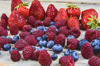 健康的混合水果成分草莓树莓蓝莓浆果乡村白色木背景特写镜头宏图像