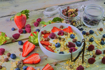 作文典型的真正的早餐使酸奶蓝莓树莓黑莓牛奶什锦早餐概念健身饮食健康早餐