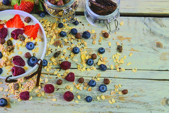 作文典型的真正的早餐使酸奶蓝莓树莓蓝莓牛奶什锦早餐概念健身饮食健康早餐平设计前视图
