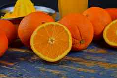 橘子橙子玻璃橙色汁手册柑橘类squezeer蓝色的木背景橙子减少一半