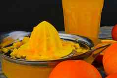 橘子橙子玻璃橙色汁手册柑橘类squezeer蓝色的木背景橙子减少一半