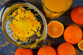 橘子<strong>橙子</strong>玻璃橙色汁手册柑橘类squezeer蓝色的木背景<strong>橙子</strong>减少一半前视图平设计