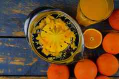 橘子橙子玻璃橙色汁手册柑橘类squezeer蓝色的木背景橙子减少一半前视图平设计