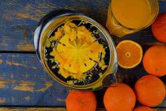 橘子橙子玻璃橙色汁手册柑橘类squezeer蓝色的木背景橙子减少一半前视图平设计