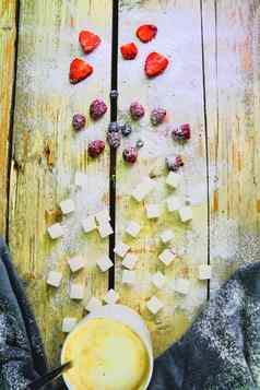 杯咖啡糖多维数据集蓝莓草莓木背景冬天情人节一天概念平设计平躺前视图